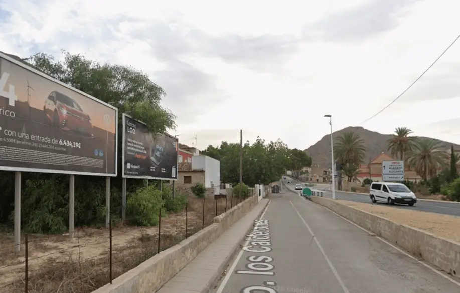 Vallas publicitarias en los accesos del casco urbano de Orihuela, junto a la N-340 y el centro comercial Ociopía