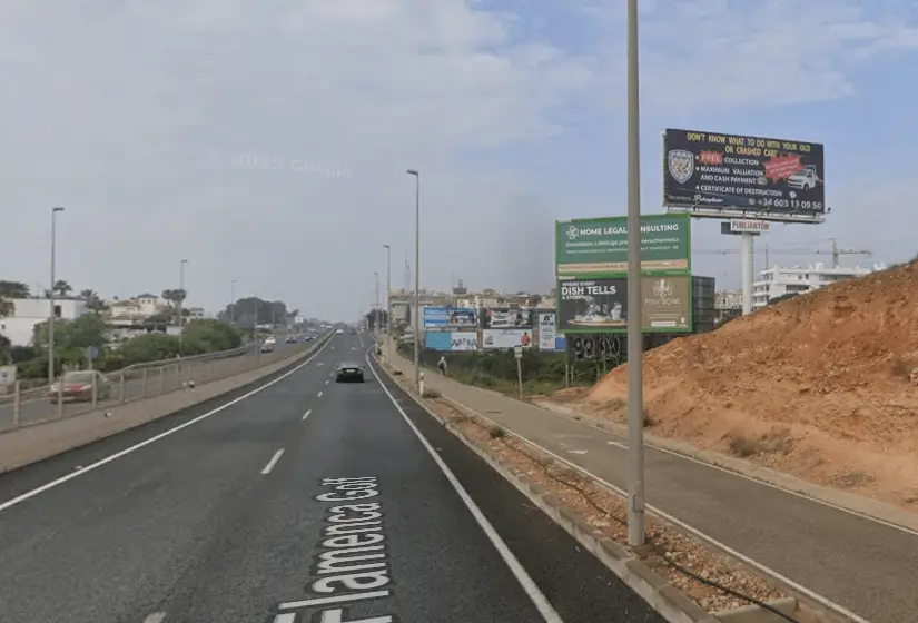 Vallas y monoposte en La Zenia y Playa Flamenca, el gran polo comercial de Orihuela Costa
