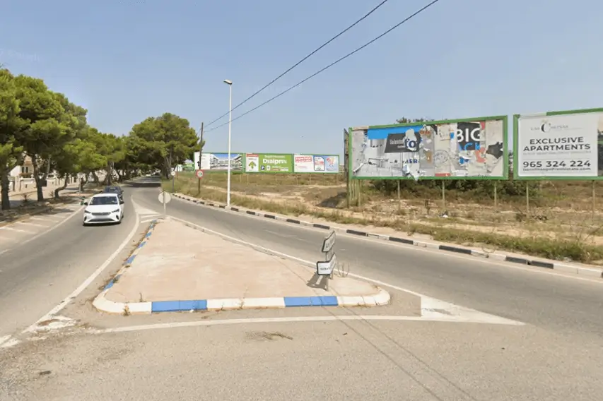 Vallas publicitarias en la carretera de Villamartín y Los Dolses, zona residencial y de golf de Orihuela Costa