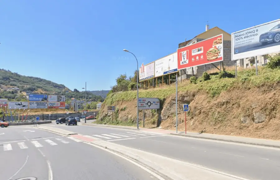 Vallas publicitarias en la rúa Basilio Álvarez y la glorieta das Palmeiras, en el barrio ourensano de A Ponte