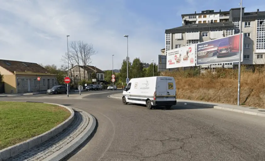 Vallas publicitarias en la avenida de Zamora y la glorieta de Ponte Sevilla, el tramo de concesionarios de Ourense