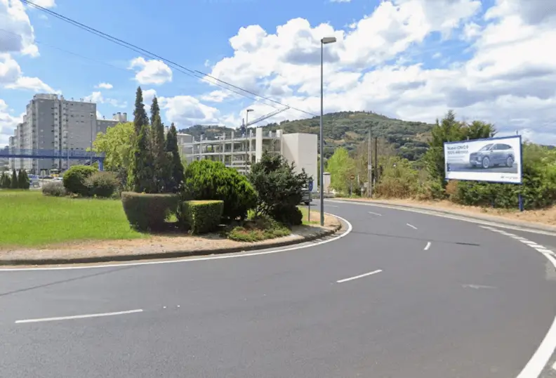 Vallas publicitarias en la rotonda de la Estación de Autobuses y la salida de O Pino, sobre la carretera de Vigo en Ourense