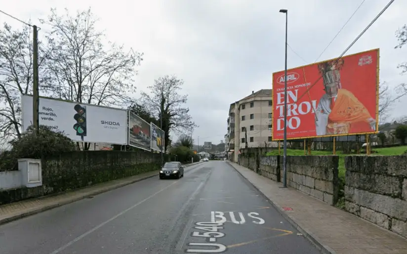 Vallas publicitarias en la avenida de Marcelino Macías, el eje que une el norte de Ourense con el centro de la ciudad