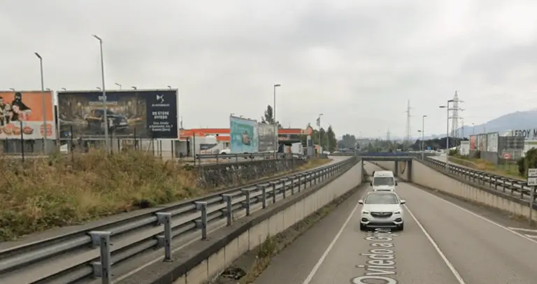 Vallas publicitarias en la AS-II Oviedo-Gijón y la AS-17 hacia el polígono industrial de Silvota y el C.C. Azabache
