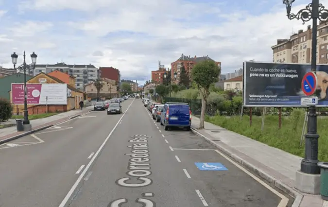 Vallas publicitarias en Corredoría Baja y avenida del Mar, uno de los barrios más poblados del norte de Oviedo