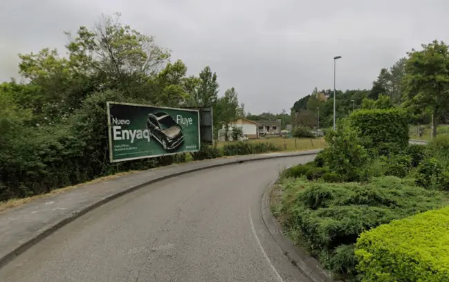 Vallas publicitarias en Fuente de la Plata y Las Campas, corredor residencial del oeste de Oviedo hacia San Claudio
