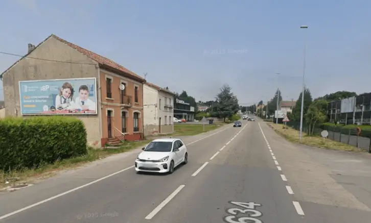 Vallas publicitarias en la carretera N-634 dirección Viella, una de las puertas de salida de Oviedo hacia Santander
