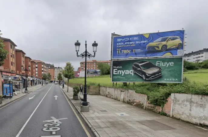 Vallas publicitarias en La Tenderina Baja y entorno de Cerdeño, una de las áreas con mayor flujo diario de Oviedo