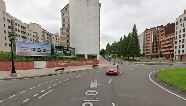 Vallas publicitarias en Coronel Bobes y Paseo de La Florida, ejes residenciales y comerciales del oeste de Oviedo