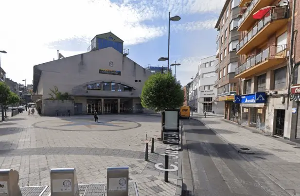 Publicidad exterior en La Puebla, Calle Ancha y Hacienda Mupis en La Puebla, Calle Ancha y Plaza Obispo Osmundo