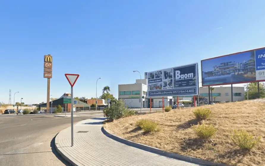 Vallas y mupis entre la avenida de Navacerrada y el barrio de la Estación, la zona comercial de Pozuelo de Alarcón