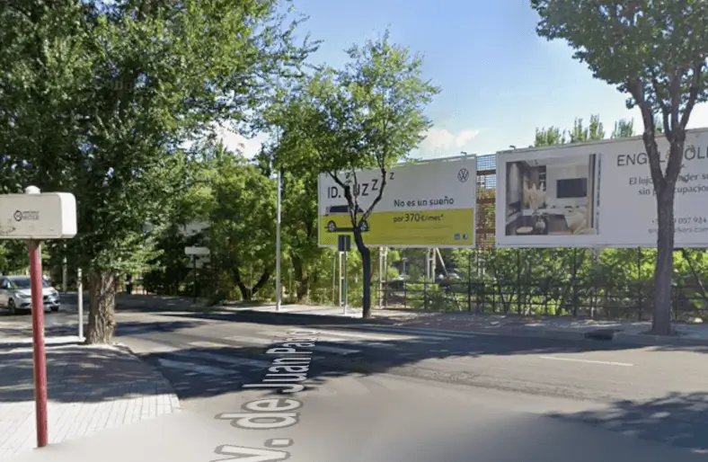 Vallas publicitarias en la avenida de Juan Pablo II, una de las arterias con más tráfico de Pozuelo de Alarcón