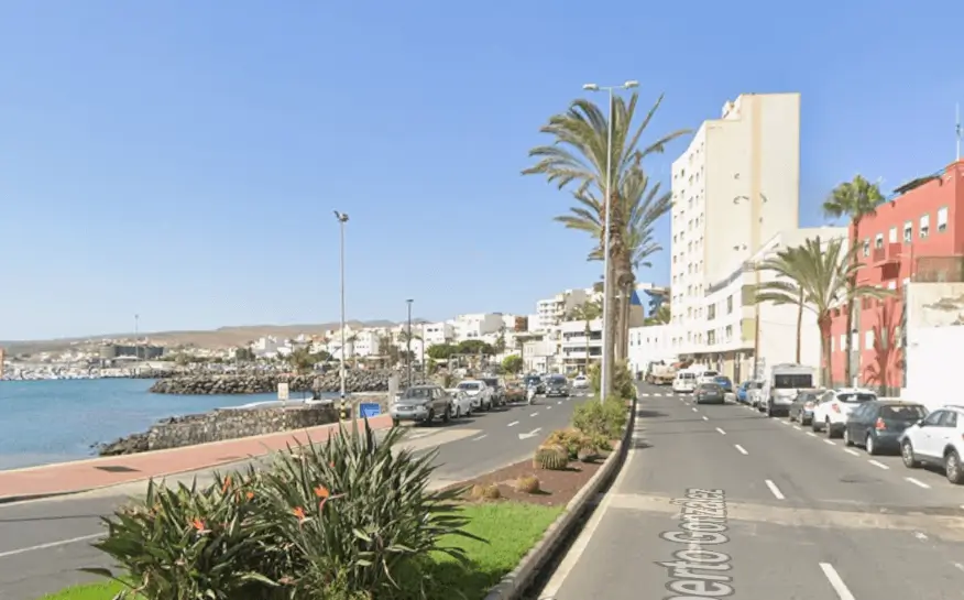 Termómetros y vallas en la avenida Reyes de España, entre el muelle de cruceros y Playa Chica, en Puerto del Rosario