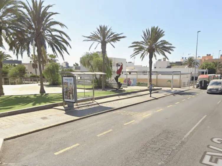 Mupis, termómetros y vallas en las avenidas Juan de Bethencourt y de la Constitución, ejes de los barrios de Fabelo y Buenavista