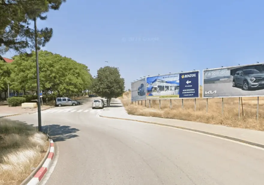 Vallas publicitarias en la avenida de Cataluña y la rambla de les Vinyes, uno de los ejes con más tráfico de Ripollet