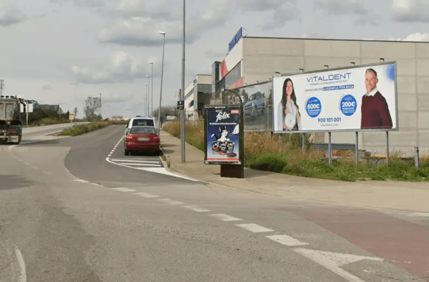 Vallas publicitarias en la carretera de Santiga, el corredor deportivo y de polígonos de Ripollet