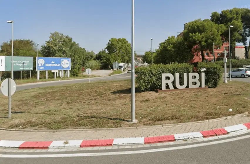 Vallas en la avinguda de l'Electricitat y la carretera de Molins de Rei, los ejes con más tráfico rodado de Rubí
