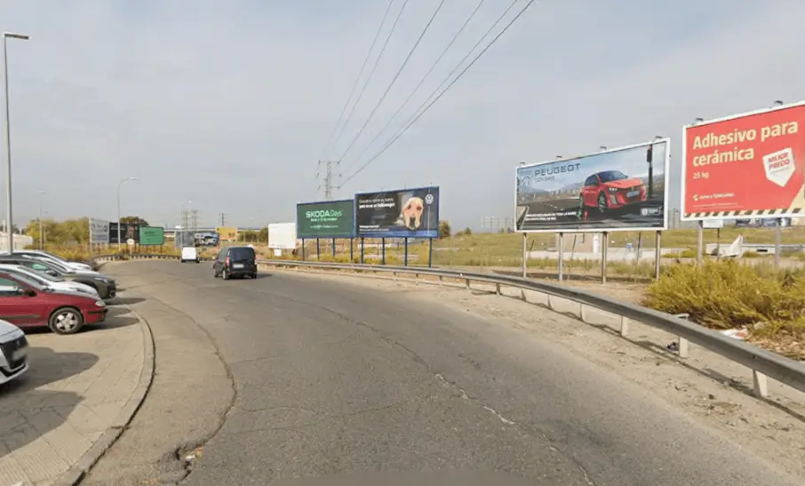 Vallas y marquesinas junto al San Fernando Business Park y el polígono industrial, en el eje de la A-2