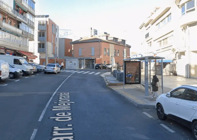 Marquesinas y vallas en la salida sur de San Fernando de Henares, sobre el eje de la M-206 hacia Mejorada del Campo
