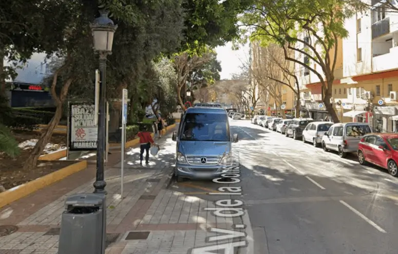 Avenida de la Constitucion de San Pedro Alcantara, a la altura del numero 32, donde Marco Visual tiene marquesinas