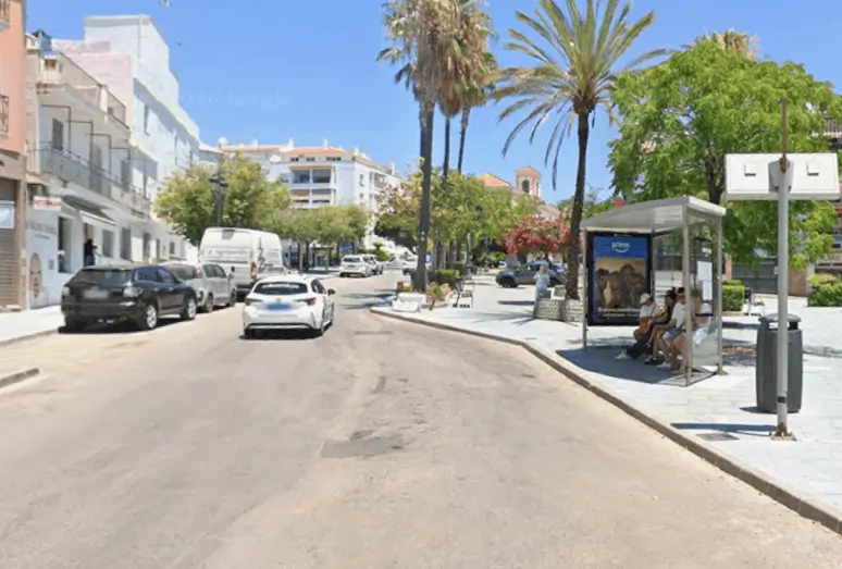 Calle Doctor Esteban San Mateo de San Pedro Alcantara, frente al supermercado MASKOM, donde Marco Visual tiene marquesinas