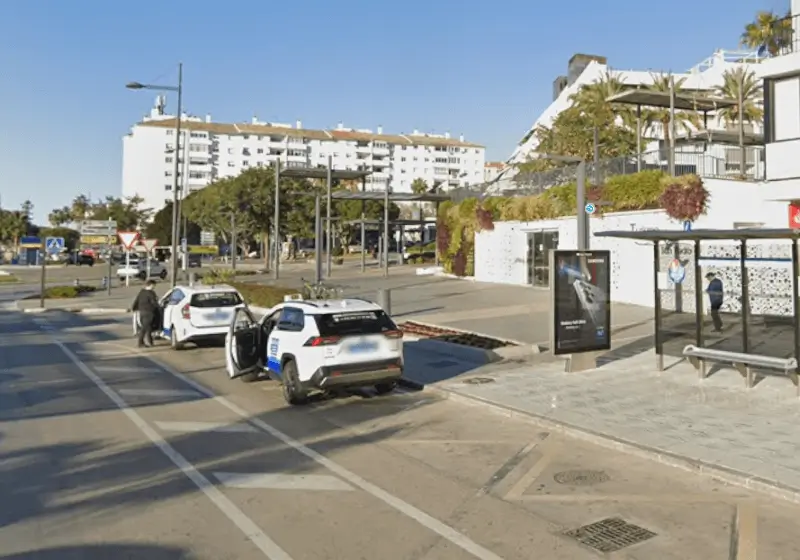 Avenida Luis Braille de San Pedro Alcantara, junto a la parada de taxi, donde Marco Visual tiene marquesinas