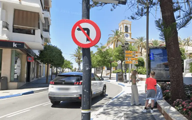 Mupis en la calle Marqués del Duero, el eje comercial histórico de San Pedro Alcántara, junto a la calle del Pozo