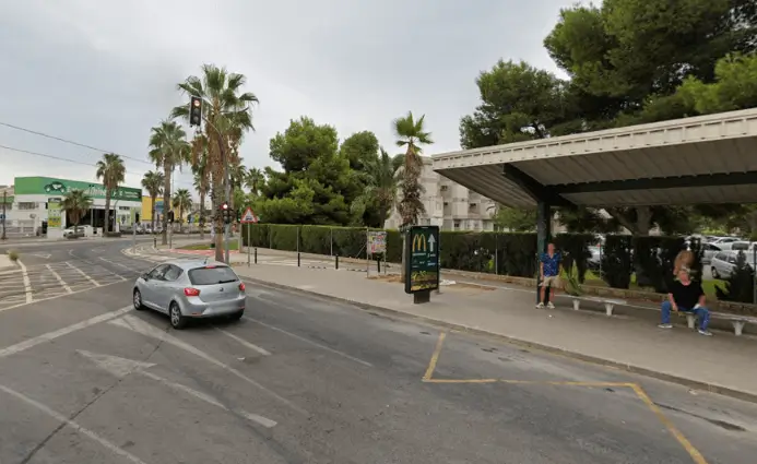 Publicidad exterior en el entorno universitario Soportes en accesos al campus y Estación Universidad