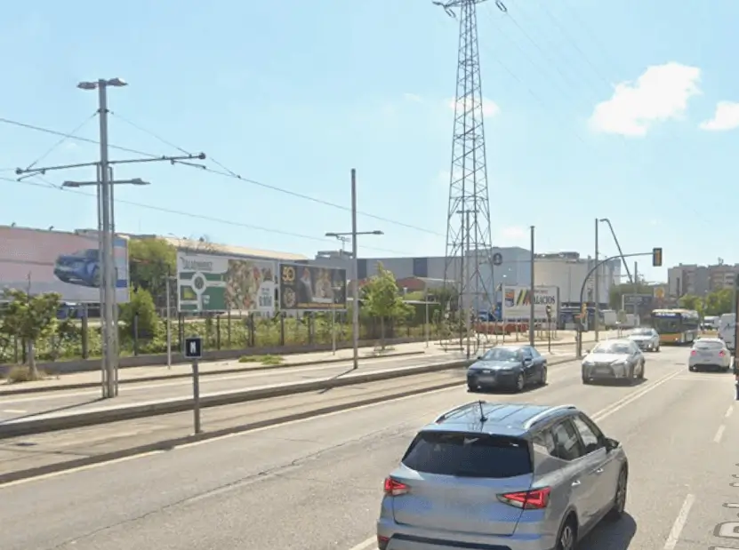 Vallas publicitarias en la avenida de Barcelona y el casco antiguo de Sant Joan Despí, junto al patrimonio modernista de Jujol