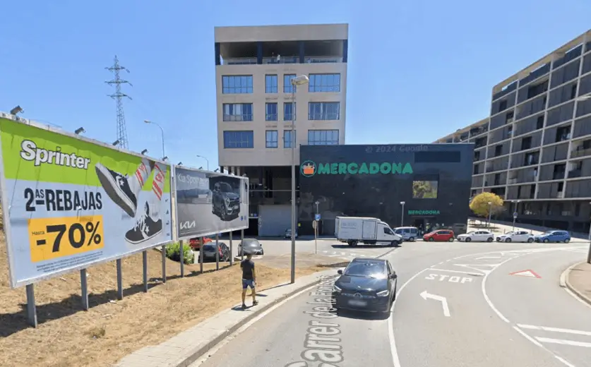 Vallas publicitarias en la avenida del Baix Llobregat, el eje comercial del barrio de Les Planes de Sant Joan Despí