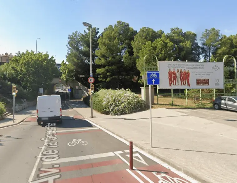 Vallas publicitarias en la avenida de la Generalitat y la avenida de Lluís Companys, en el barrio de Pla del Vent-Torreblanca