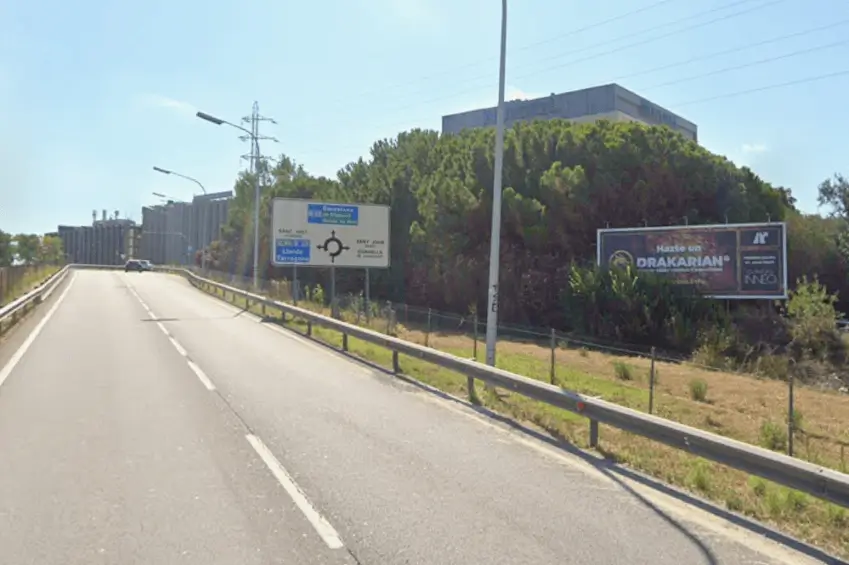 Vallas publicitarias junto a los estudios de TV3 y el corredor de la B-23, la zona de mayor tráfico de Sant Joan Despí