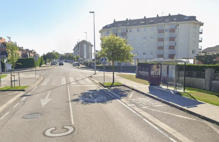 Mupis y marquesinas en el centro histórico de Santander, una de las áreas con mayor flujo peatonal de la capital cántabra