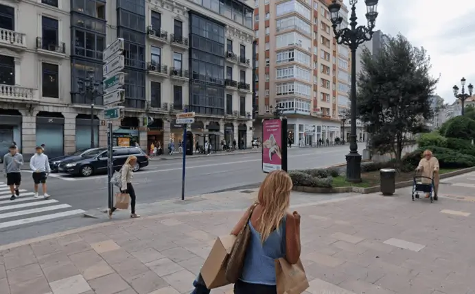 Marquesinas y mupis en Cuatro Caminos y el entorno del Hospital Marqués de Valdecilla, una de las zonas con más tráfico peatonal y rodado de Santander