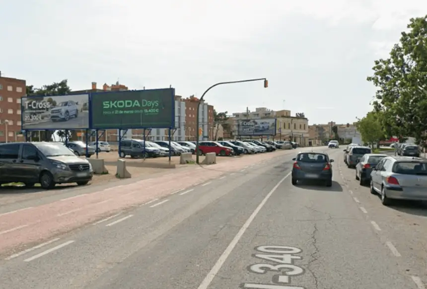 Mupi y vallas junto a la playa y el paseo marítimo del barrio marinero de Baix a Mar, en Torredembarra