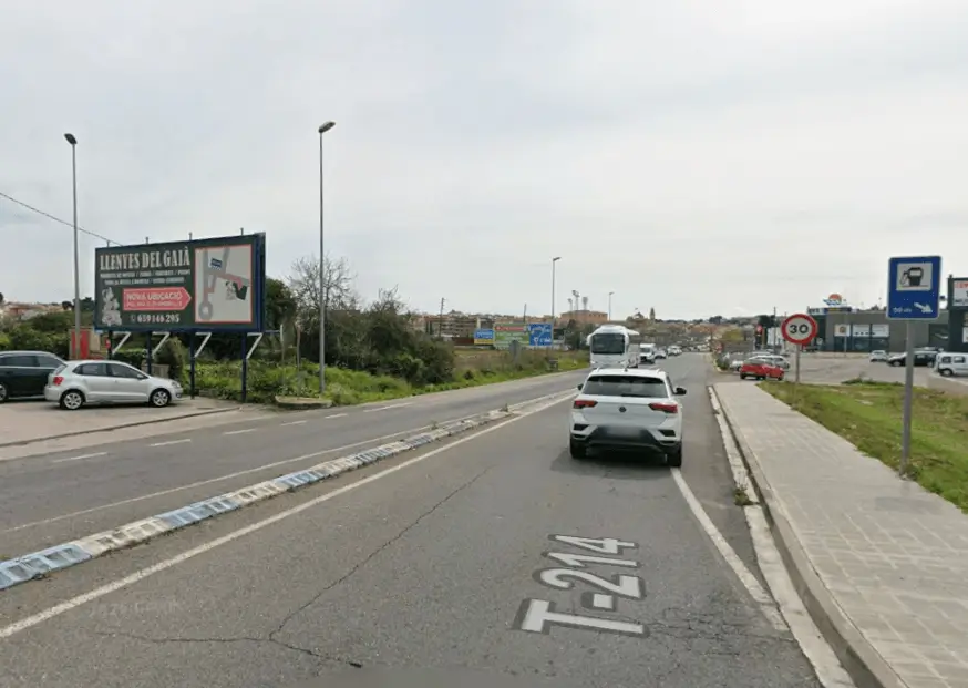 Batería de vallas publicitarias en el polígono industrial Roques Planes y la carretera T-214, en la entrada de Torredembarra