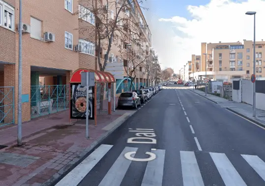 Publicidad exterior en Cristo de la Salud y C/ Dalí Marquesinas en zona Cristo de la Salud de Valdemoro