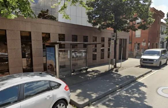 Publicidad exterior en el campus UVic-UCC y Sagrada Família Marquesinas junto a la Universitat de Vic y Sagrada Família