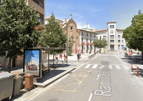 Publicidad exterior en el centro histórico de Vic Marquesinas y mupis en Rambla Sant Domènec y Plaça Santa Clara