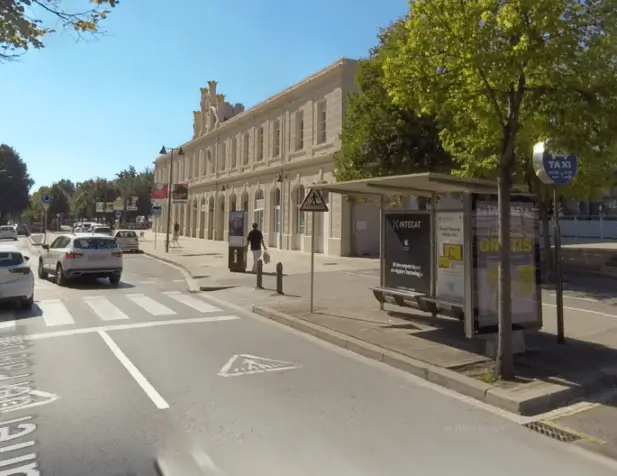 Publicidad exterior en el nodo de la Estación de Vic Marquesinas en Pare Gallisà y Plaça de l'Estació, zona taxis