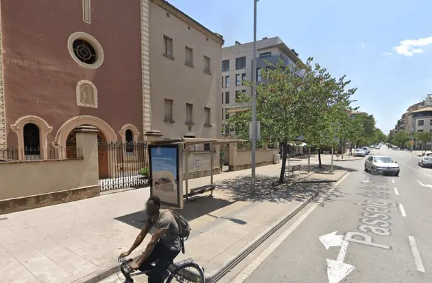 Publicidad exterior en Passeig de la Generalitat y Països Catalans Marquesinas y vallas en Pg. Generalitat y Av. Països Catalans