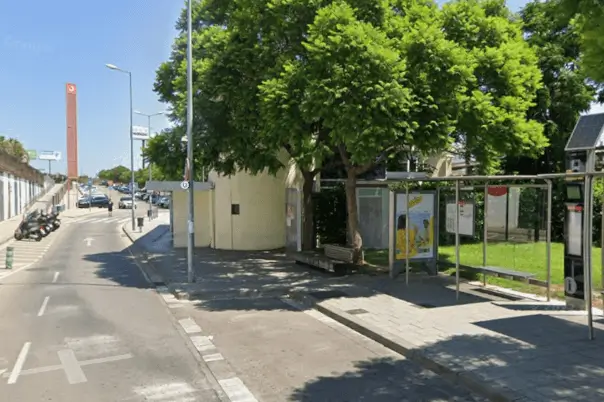 Marquesinas y mupis junto a la estación de Viladecans y los centros comerciales