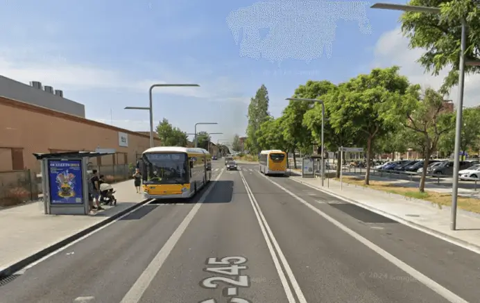 Vallas y marquesinas en la Avinguda de la Generalitat en Viladecans