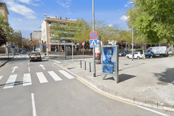 Vallas y mupis en la Carretera de Sant Climent y avenida Francesc Macià en Viladecans