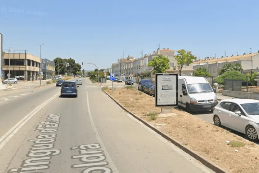 Vallas y mupis a lo largo de la travesía de la C-246a, el corredor del motor de Vilanova i la Geltrú