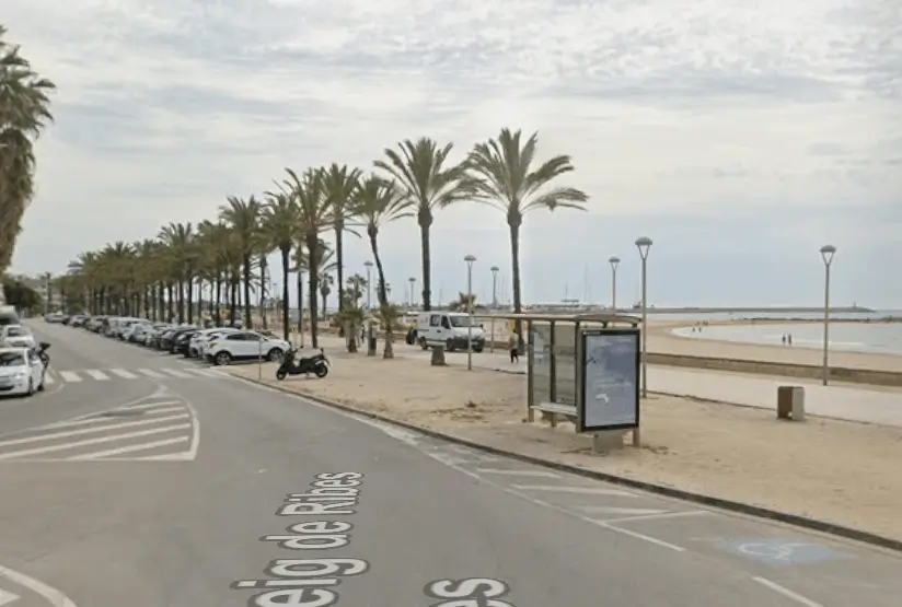 Marquesinas frente al mar entre la plaza de Adarró y el Prat de Vilanova, junto a las playas de la ciudad