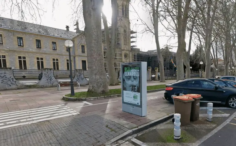 Mupis y vallas en Adurtza y Mendizorrotza, junto al estadio y el campus de Vitoria-Gasteiz