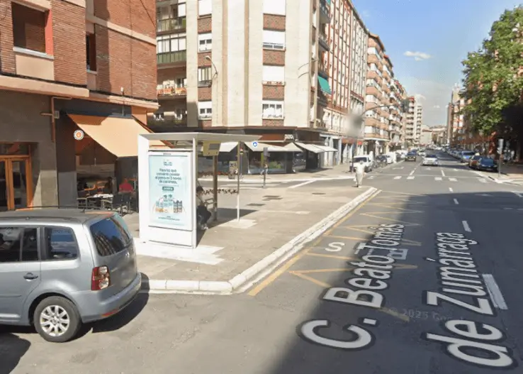 Mupis y vallas en la avenida de Gasteiz y Txagorritxu, una de las áreas con mayor flujo de Vitoria-Gasteiz