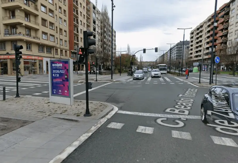 Mupis y vallas en el Portal de Castilla y Ariznavarra, una de las vías de acceso con más tráfico de Vitoria-Gasteiz
