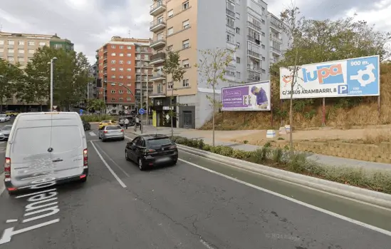 Vista de la Avenida de Mirat con tráfico y comercios